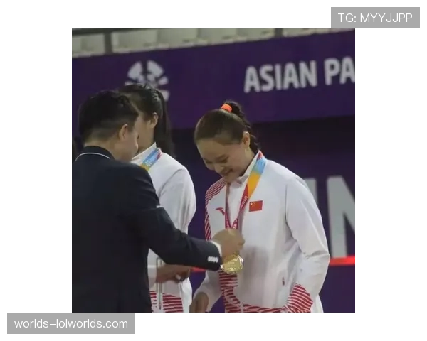 特写:冠军颁奖夜,巴黎队长马尔基尼奥斯与看台上年幼儿子共同捧杯 特写:冠军颁奖夜,巴黎队长马尔基尼奥斯与看台上年幼儿子共同捧杯